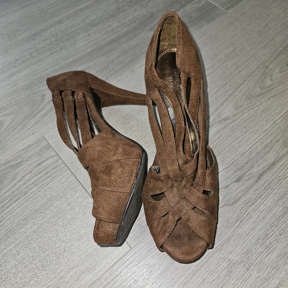 Vera Wang Brown Heeled Shoes with Elegant Design